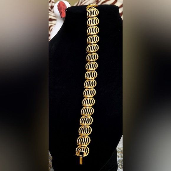 Vintage 70’s~80’s Trifari Gold-Tone Trifanium Bracelet - Picture 4 of 6